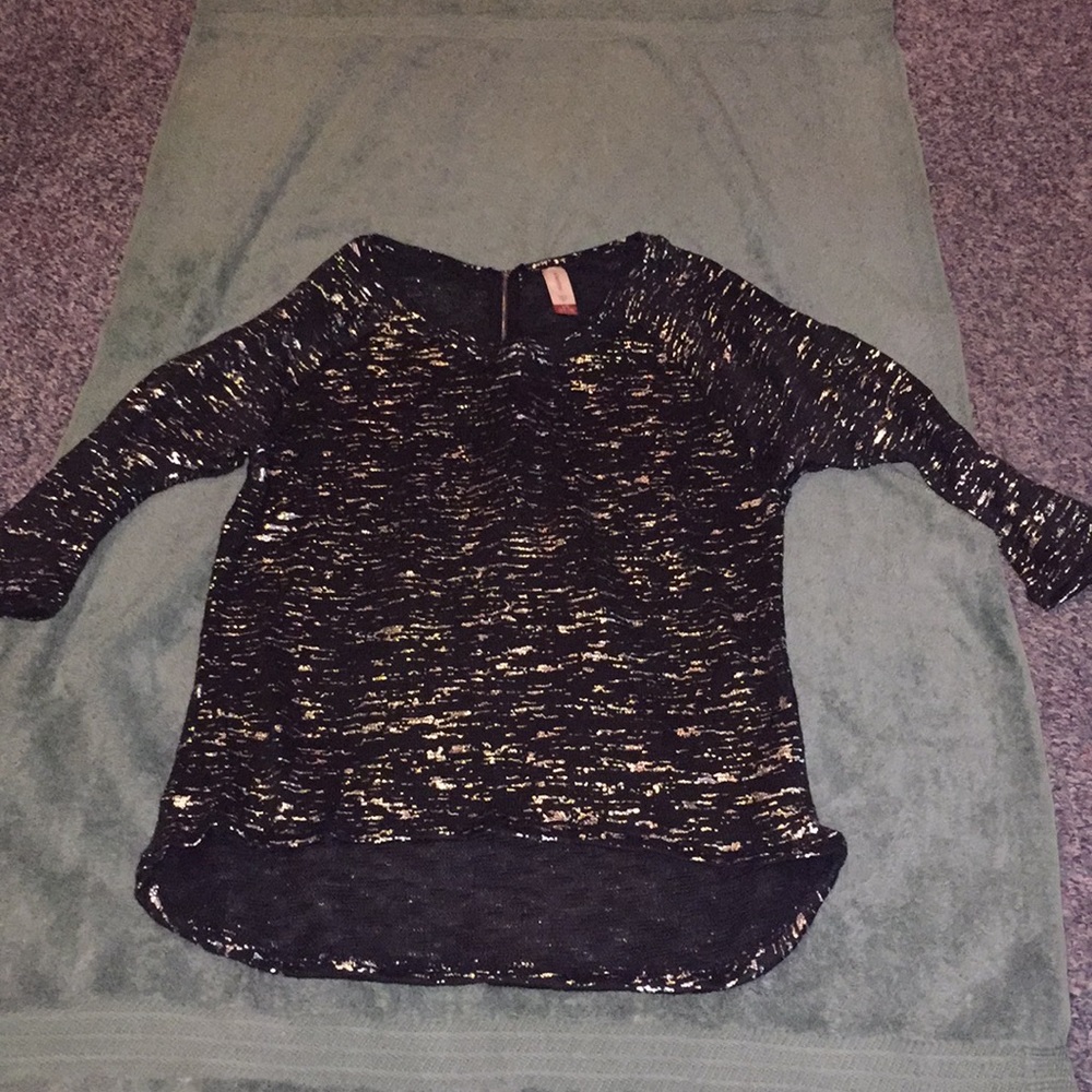 Black and silver 3/4 sleeve sweater